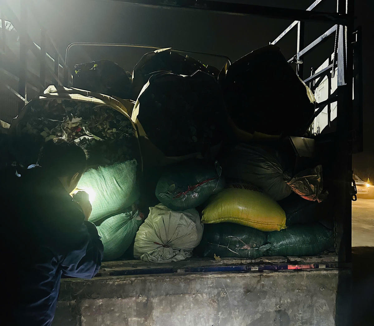 Số thực phẩm bẩn trên xe ô tô do N.V.H điều khiển tại thời điểm kiểm tra. Ảnh: CT.