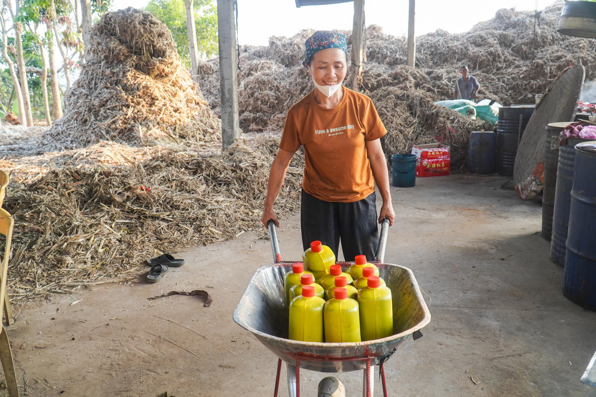 Theo người dân địa phương, việc duy trì làng nghề không chỉ góp phần tiêu thụ mía nguyên liệu cho nông dân mà còn tạo việc làm, tăng thu nhập cho các hộ dân trong thời gian nông nhàn. Ảnh: Đình Minh