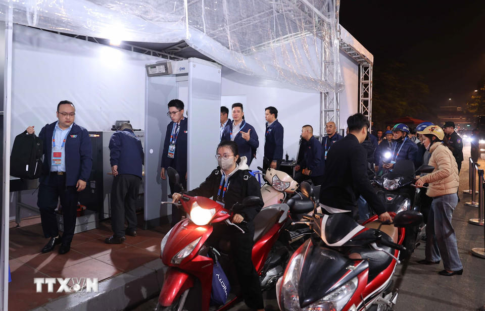 Lực lượng an ninh kiểm tra toàn bộ các phương tiện vào Trung tâm Hội nghị Quốc gia. (Ảnh: TTXVN)