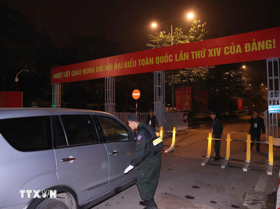 Kiểm tra an ninh xe vào Trung tâm Hội nghị Quốc gia. (Ảnh: TTXVN)