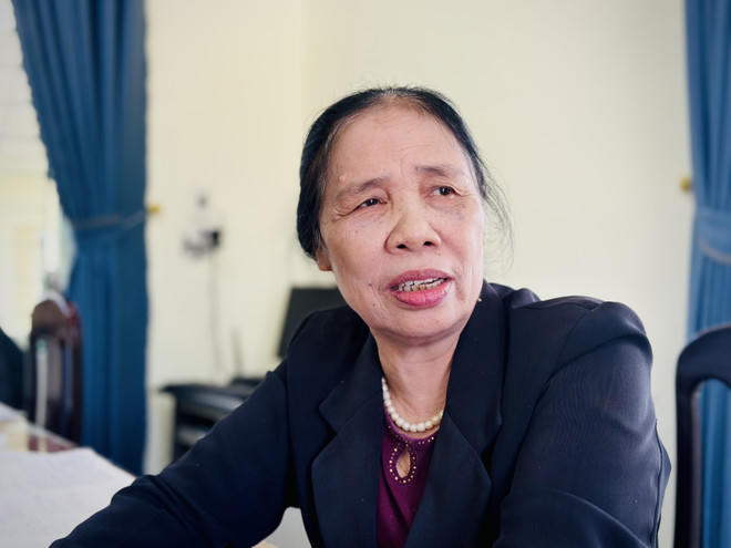 Bà Trần Thị Hòa, cán bộ Hợp tác xã nông nghiệp Nhân Mỹ (tỉnh Ninh Bình) chia sẻ với phóng viên TTXVN về giai đoạn địa phương cùng đất nước chuyển mình Đổi mới. (Ảnh: Việt Đức/TTXVN)