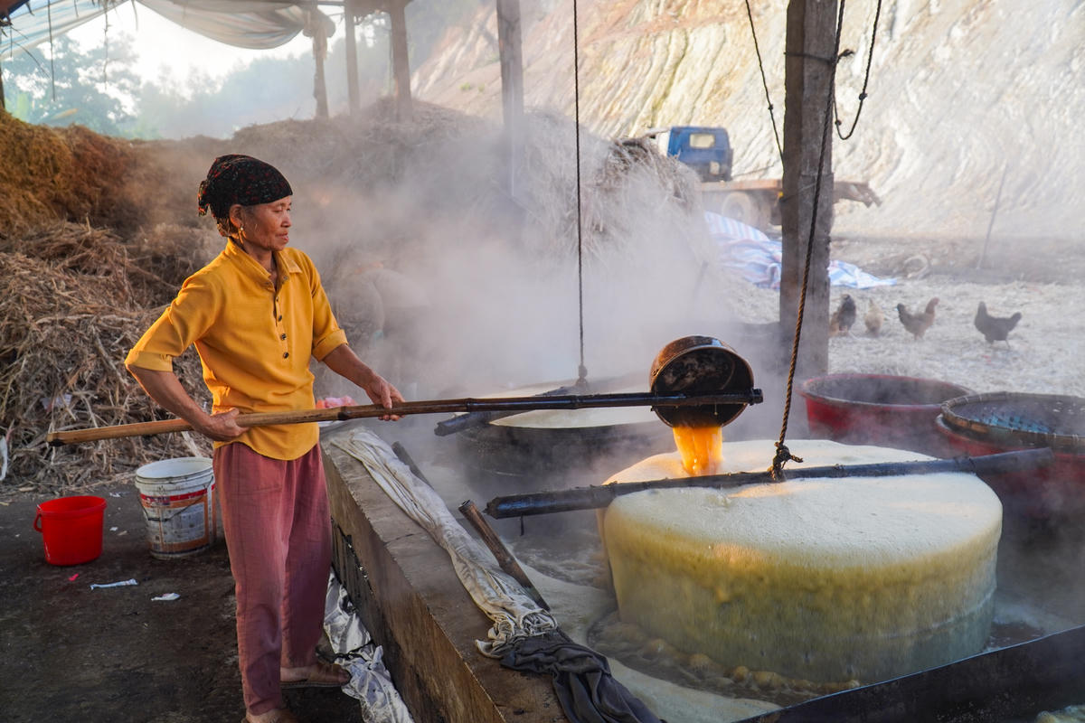 Gắn bó với nghề đã hàng chục năm, bà Đỗ Thị Nhàn (ở thôn Lâm Thành) cho biết, tận dụng thời gian nông nhàn, bà cùng chồng và người em họ tập trung tại lò để nấu mật. Theo bà, việc nấu mật&nbsp;thường kéo dài khoảng 3 tháng, bắt đầu sau vụ thu hoạch mía cuối năm. Ảnh: Đình Minh
