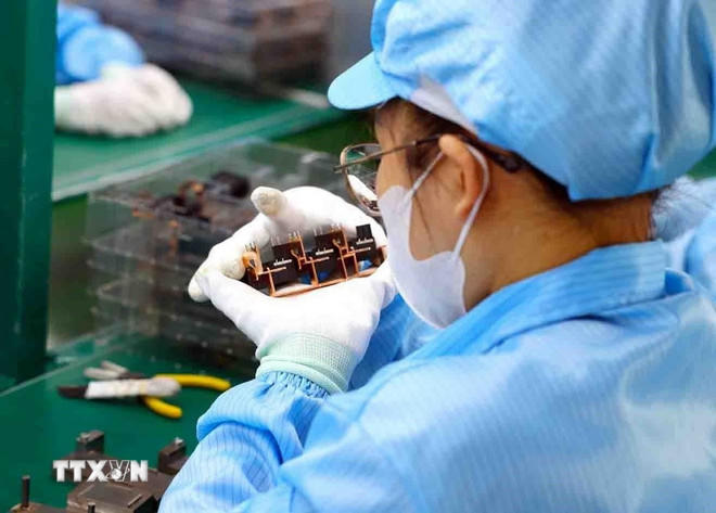 Quy trình sản xuất linh kiện điện tử. (Ảnh: Phạm Hậu/TTXVN)