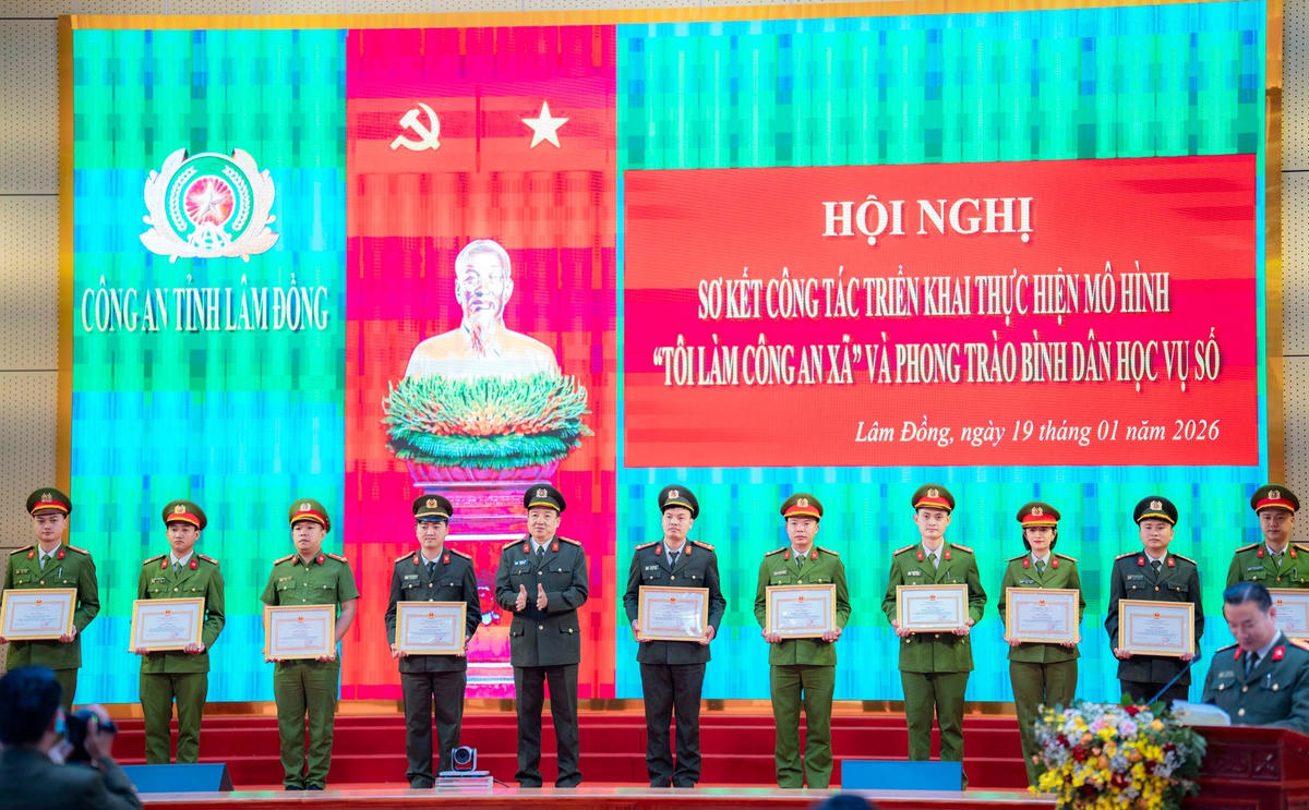 Biểu dương và trao bằng khen cho các cá nhân có thành tích xuất sắc. (ảnh H.L)