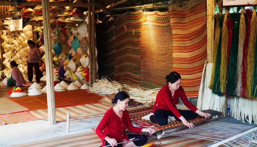 Khu vực làng nghề với nhiều nghề thủ công được các nghệ nhân biểu diễn cho du khách. (ảnh X.H)