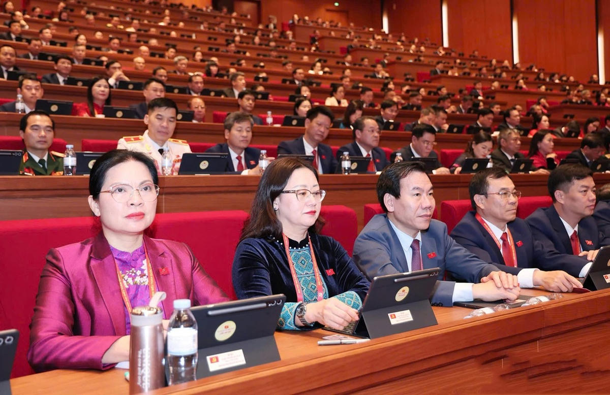 Đồng chí Hà Thị Nga - Ủy viên Trung ương Đảng, Phó Chủ tịch - Tổng Thư ký UBTƯ MTTQ Việt Nam (ngoài cùng bên trái) cùng các đại biểu tham dự Đại hội.