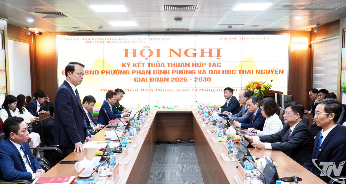 Lễ ký kết Đại học Thái Nguyên và UBND phường Phan Đình Phùng. Ảnh: Báo TN.