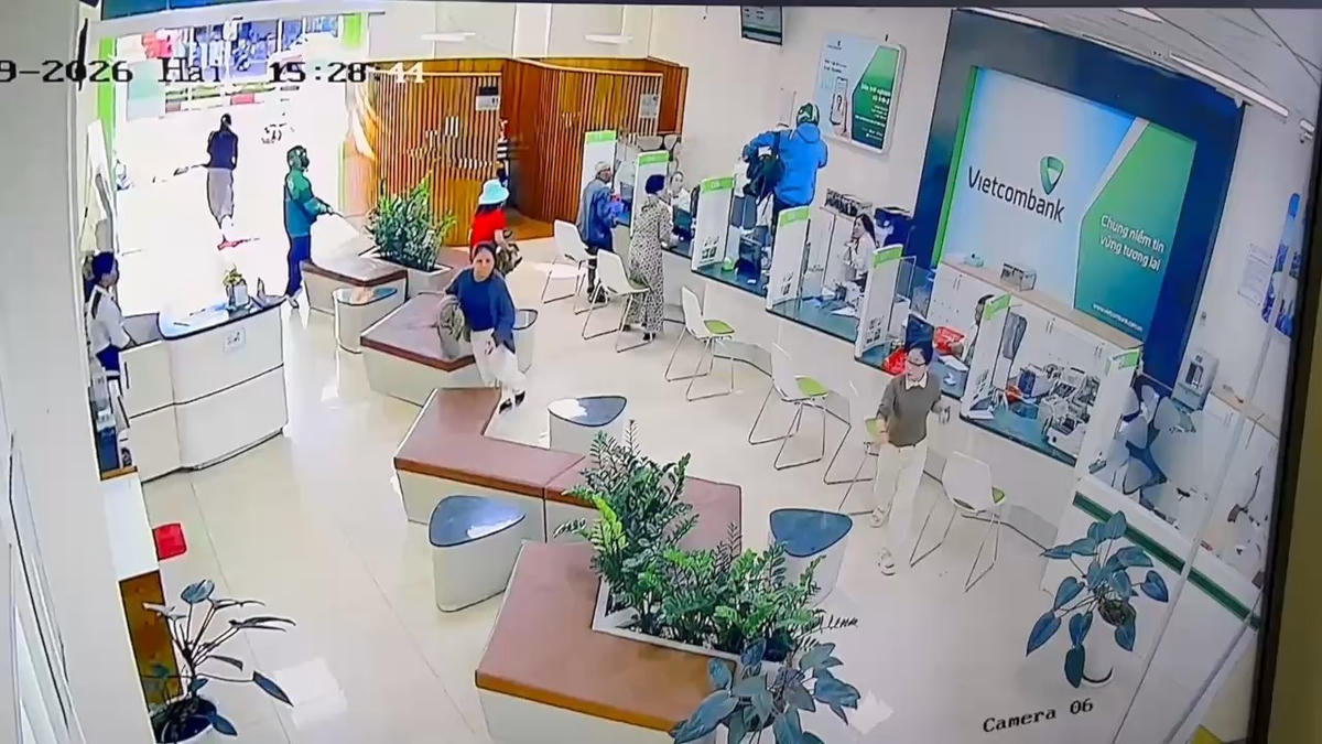 Hình ảnh ghi lại vụ cướp Ngân hàng Thương mại Cổ phần Ngoại thương Việt Nam ở phường Hội Phú. Ảnh: CV.