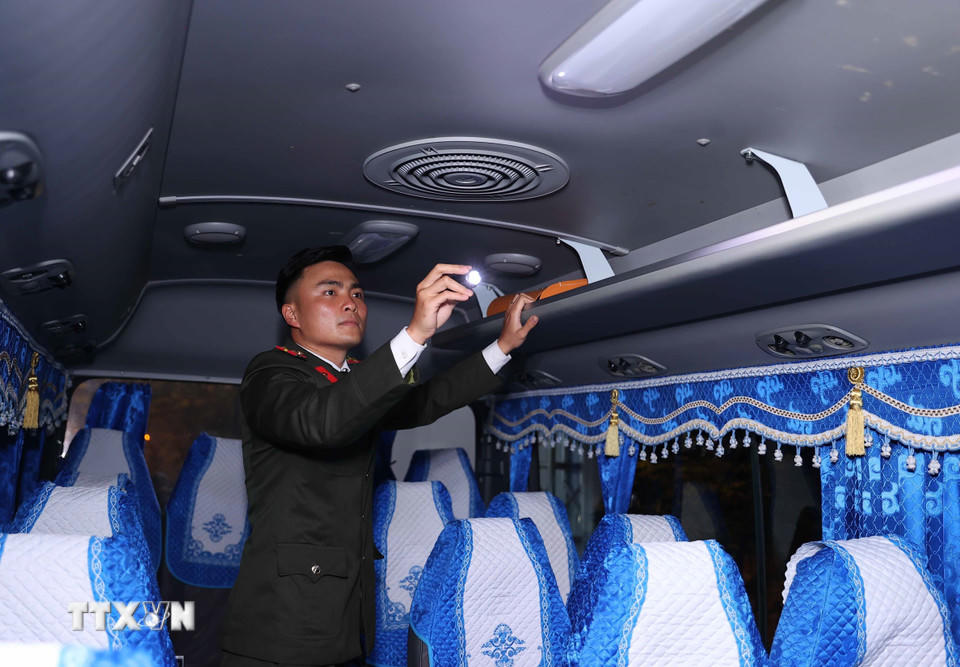 Lực lượng an ninh kiểm tra toàn bộ các phương tiện vào Trung tâm Hội nghị Quốc gia. (Ảnh: TTXVN)