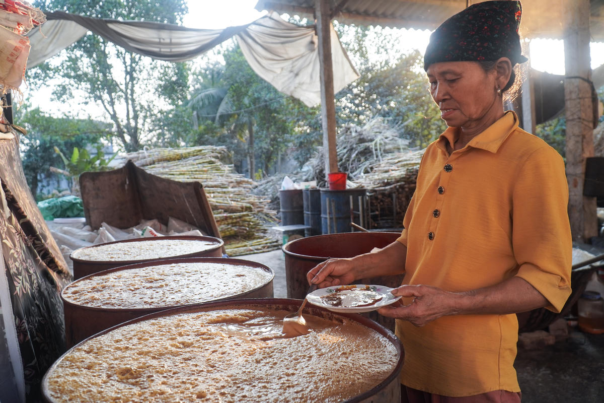 Năm nay, bà Nhàn dự kiến lò nấu mật sẽ cho ra lò khoảng 10 tấn mật mía. Với giá bán từ 14.000 - 16.000 đồng/kg, ước tính, tổng doanh thu đạt khoảng 160 triệu đồng, trừ hết chi phí, gia đình có lãi khoảng 90 triệu đồng. Ảnh: Đình Minh