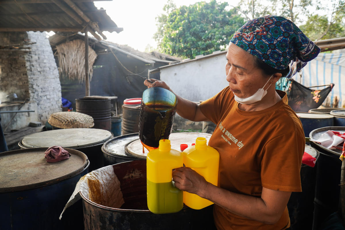 Trong không khí cận Tết, những lò mật đỏ lửa ở khu phố Lâm Thành tiếp tục hoạt động hết công suất, góp phần giữ gìn nghề truyền thống và mang lại giá trị kinh tế ổn định cho người dân địa phương.