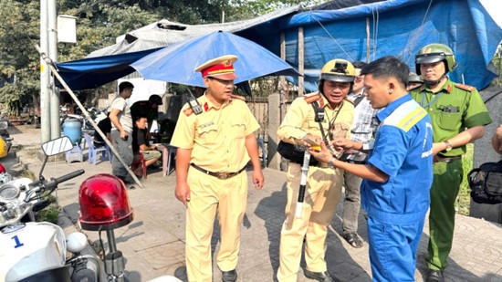 Cán bộ, chiến sĩ Đội CSGT Cát Lái thực hiện nhiệm vụ. Ảnh: L.Q.Q