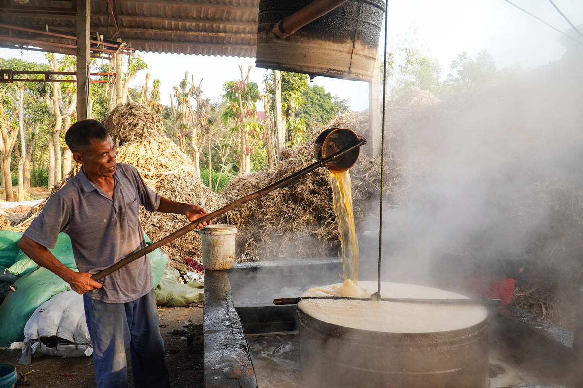 Quá trình nấu đòi hỏi người làm phải thường xuyên canh lửa, khuấy đều để nước mía cô đặc dần thành mật. Khi đạt độ sánh và màu sắc phù hợp, mật được đưa ra khỏi bếp, làm nguội và đóng gói để tiêu thụ. Ảnh: Đình Minh