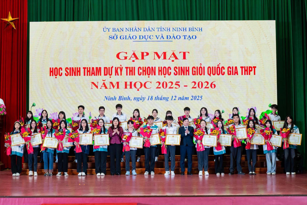 Lãnh đạo UBND tỉnh Ninh Bình, lãnh đạo Sở GDĐT tỉnh chúc mừng học sinh của tỉnh tham dự Kỳ thi chọn học sinh giỏi quốc gia năm học 2025-2026. Ảnh: Sở GDĐT Ninh Bình