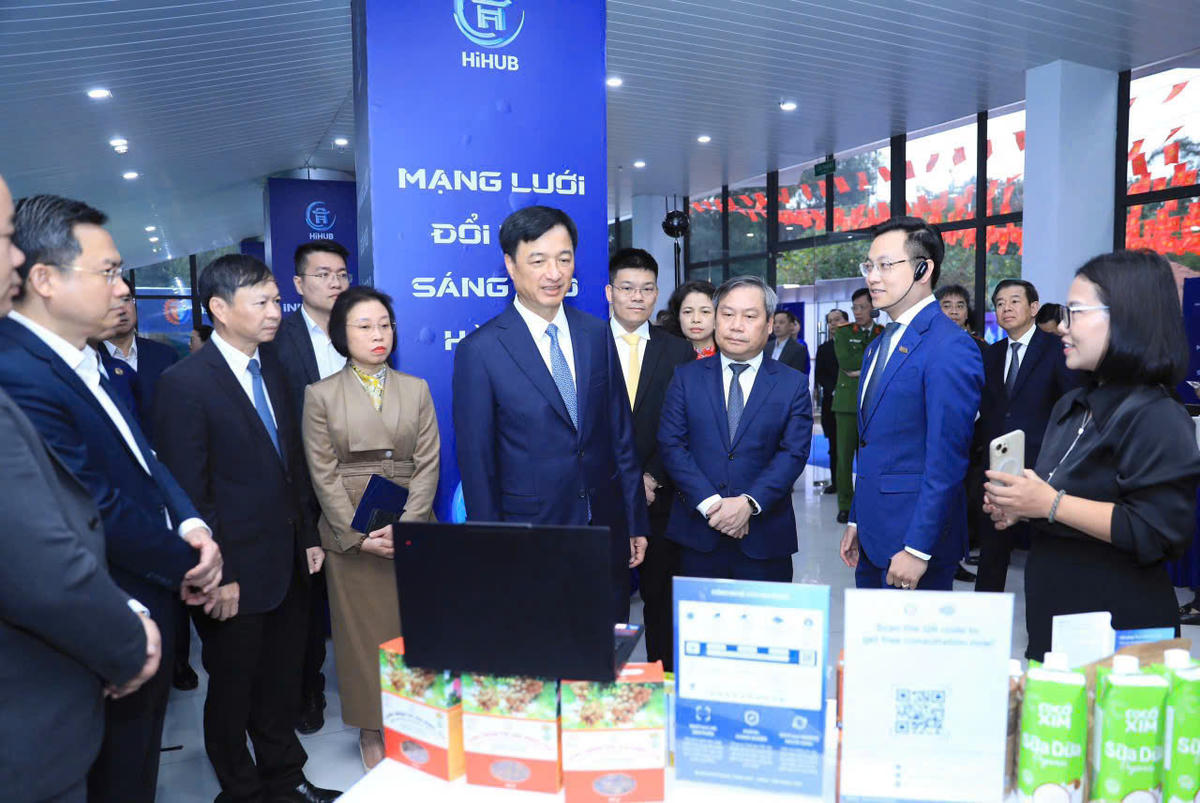 Bi thư Thành ủy Hà Nội Nguyễn Duy Ngọc tham quan triển lãm Mạng lưới đổi mới sáng tạo Hà Nội.