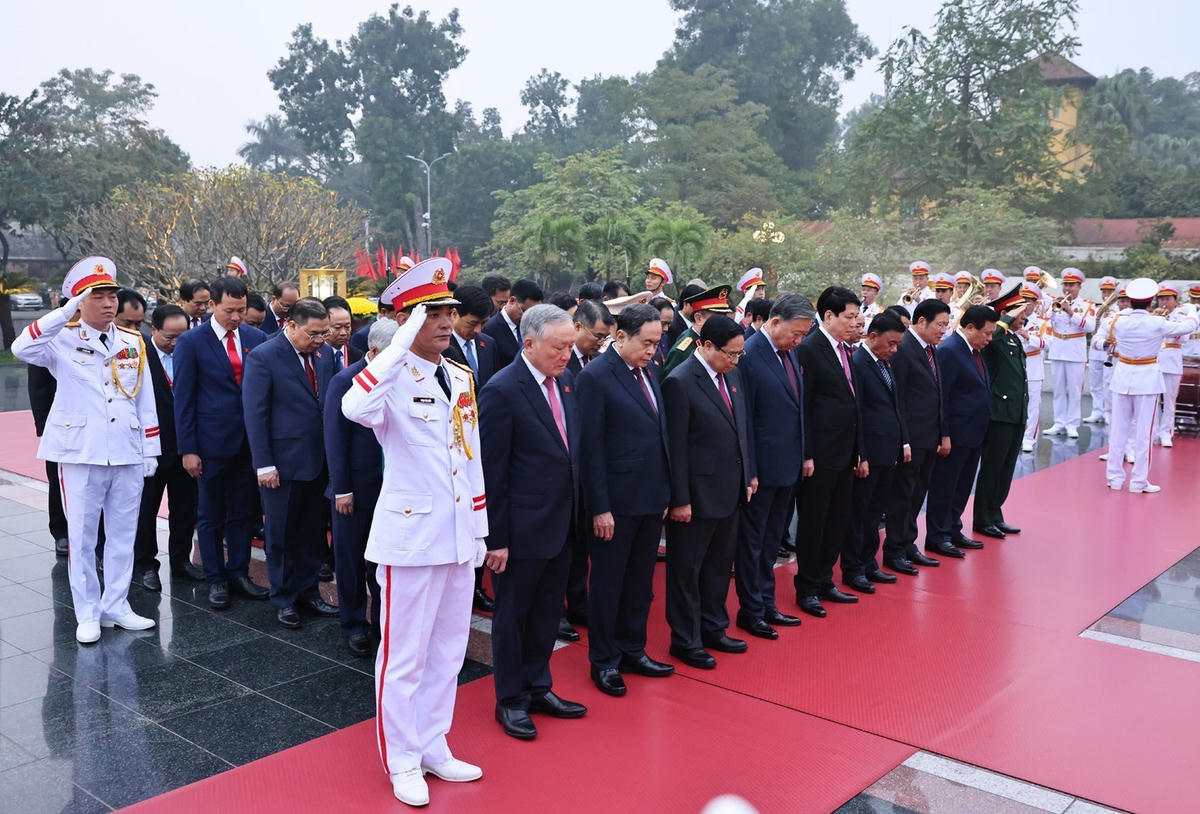 Đoàn đại biểu lãnh đạo Đảng, Nhà nước do Tổng Bí thư Tô Lâm dẫn đầu đến đặt vòng hoa tại Đài tưởng niệm các Anh hùng liệt sĩ trên đường Bắc Sơn (Ba Đình, Hà Nội). Ảnh: VT - VM