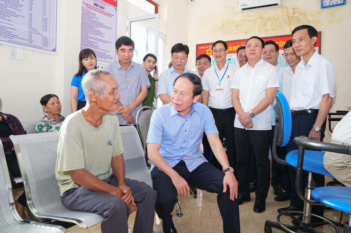 Bí thư Thành uỷ Hải Phòng Lê Tiến Châu trò chuyện với người dân tại Trung tâm phục vụ hành chính công xã Vĩnh Hải, TP Hải Phòng. Ảnh: Đàm Thanh.&nbsp;