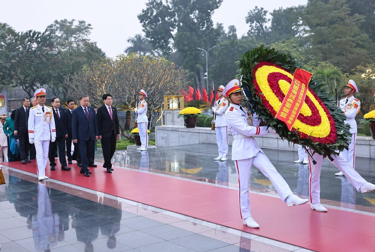 Đoàn đại biểu lãnh đạo Đảng, Nhà nước do Tổng Bí thư Tô Lâm dẫn đầu đến đặt vòng hoa tại Đài tưởng niệm các Anh hùng liệt sĩ trên đường Bắc Sơn (Ba Đình, Hà Nội). Ảnh: VT - VM