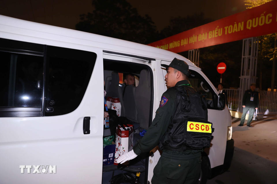 Lực lượng an ninh kiểm tra toàn bộ các phương tiện vào Trung tâm Hội nghị Quốc gia. (Ảnh: TTXVN)