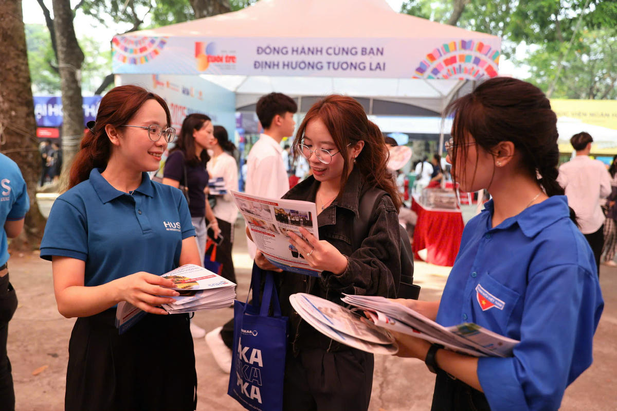 Thí sinh tìm hiểu thông tin tuyển sinh của trường đại học.