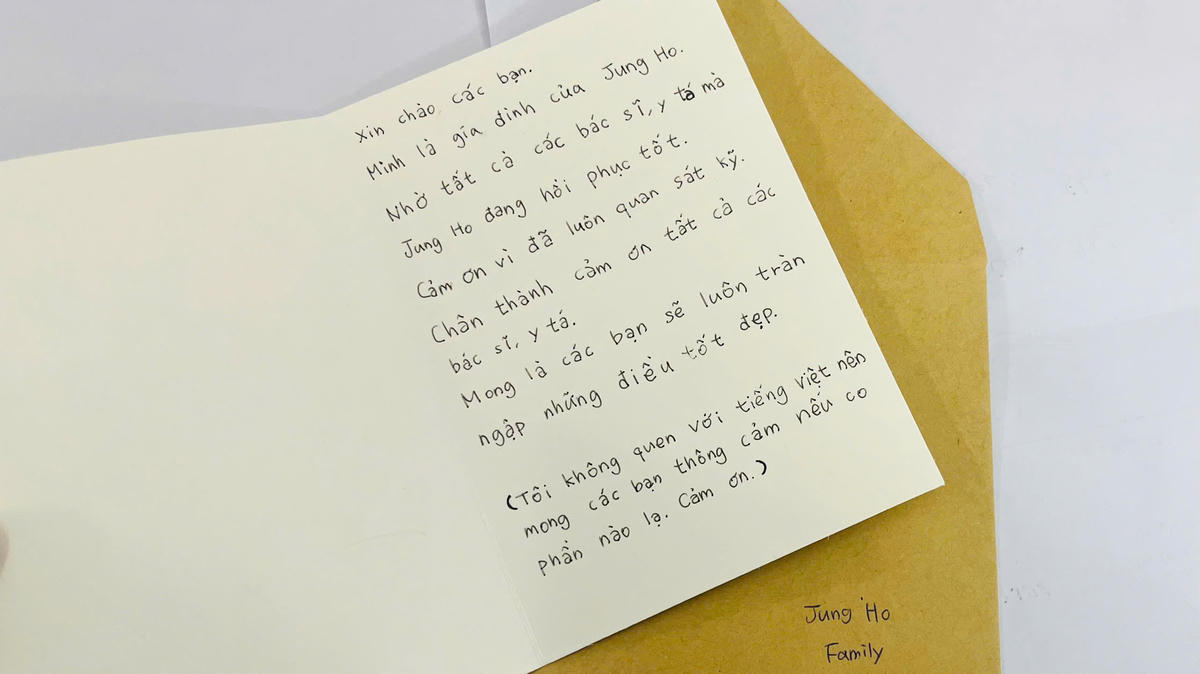 Thư cảm ơn của bệnh nhân gửi tập thể y bác sĩ. Ảnh: Nguyễn Tú.