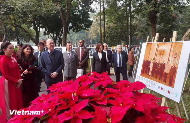 Đại sứ Đặc mệnh toàn quyền Liên bang Nga tại Việt Nam, ông Bezdetko Gennady Stepanovich (thứ ba từ trái sang) tham quan triển lãm "Chủ tịch Hồ Chí Minh và Liên bang Nga." (Ảnh: Minh Thu/Vietnam+).
