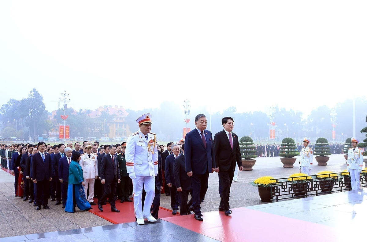 Các đại biểu vào Lăng viếng Chủ tịch Hồ Chí Minh. Ảnh: VT - VM