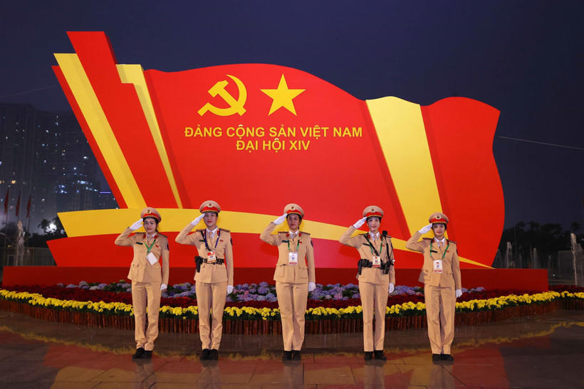 Lực lượng Cảnh sát giao thông làm nhiệm vụ tại khu vực sảnh chính Trung tâm Hội nghị Quốc gia. (Ảnh: TTXVN)