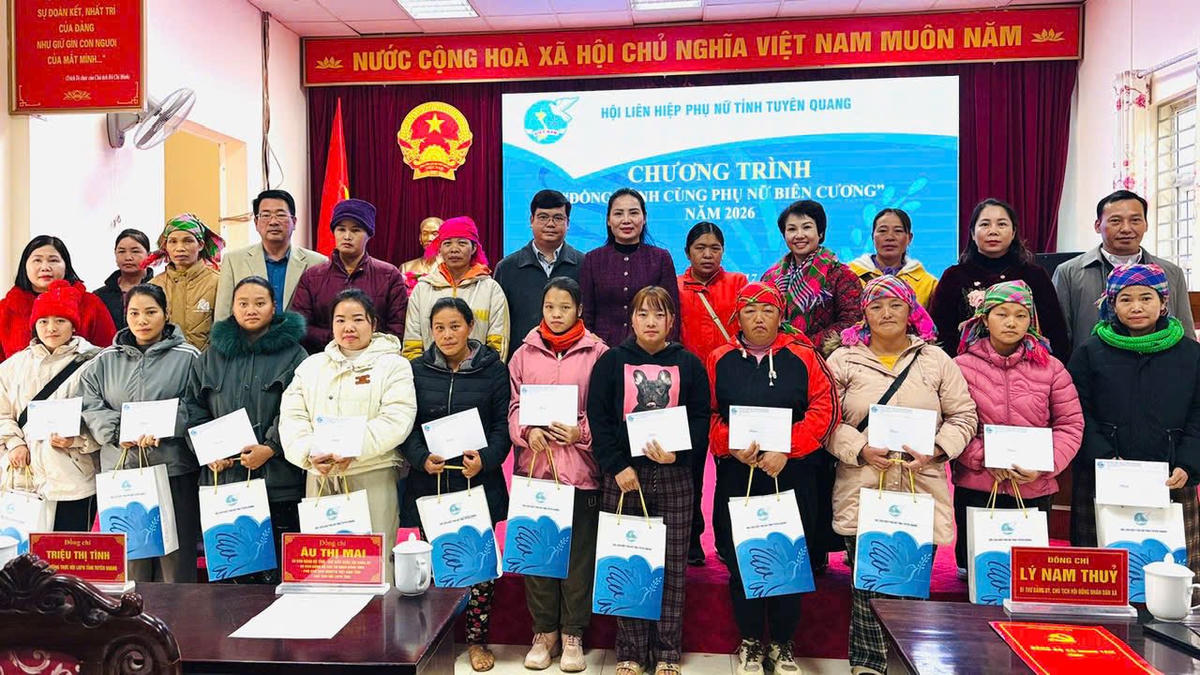 Hội LHPN tỉnh Tuyên Quang tặng quà cho hội viên phụ nữ xã Minh Tân. Ảnh: X.T