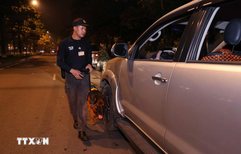 Lực lượng an ninh kiểm tra toàn bộ các phương tiện vào Trung tâm Hội nghị Quốc gia. (Ảnh: TTXVN)