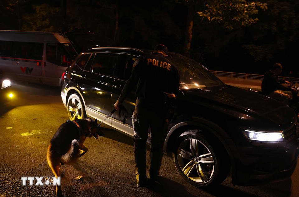 Lực lượng an ninh kiểm tra toàn bộ các phương tiện vào Trung tâm Hội nghị Quốc gia. (Ảnh: TTXVN)