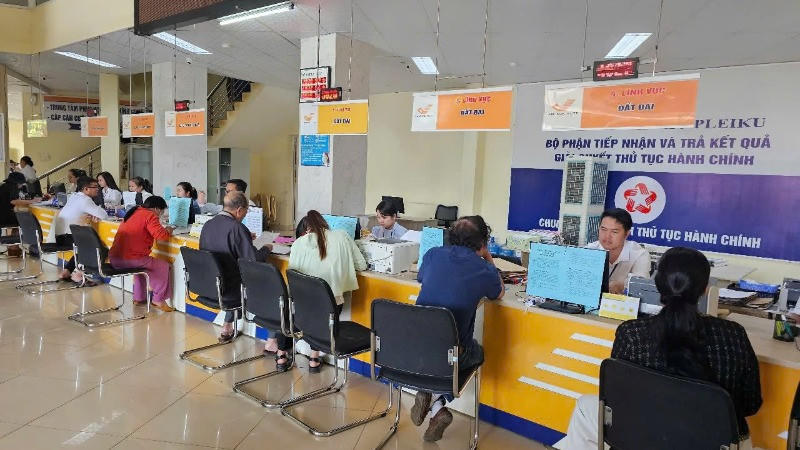 Tiếp nhận và trả kết quả giải quyết thủ tục hành chính tại Trung tâm Phục vụ hành chính công tỉnh Gia Lai - Ảnh: Báo Nhân dân