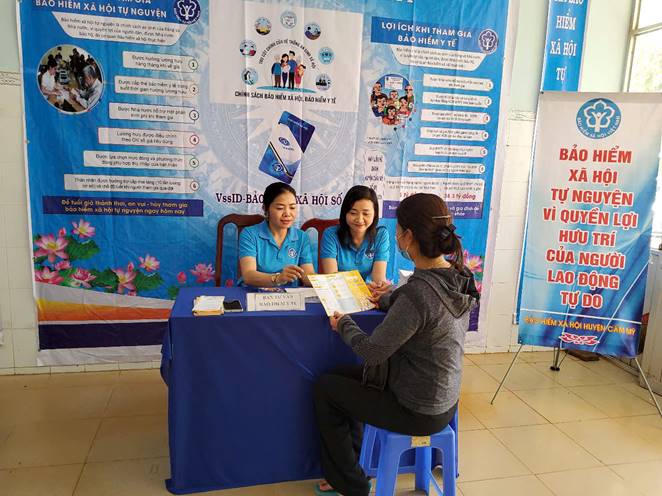 Tuyên truyền chính sách BHXH, BHYT cho người dân. Ảnh: Tiến Dũng
