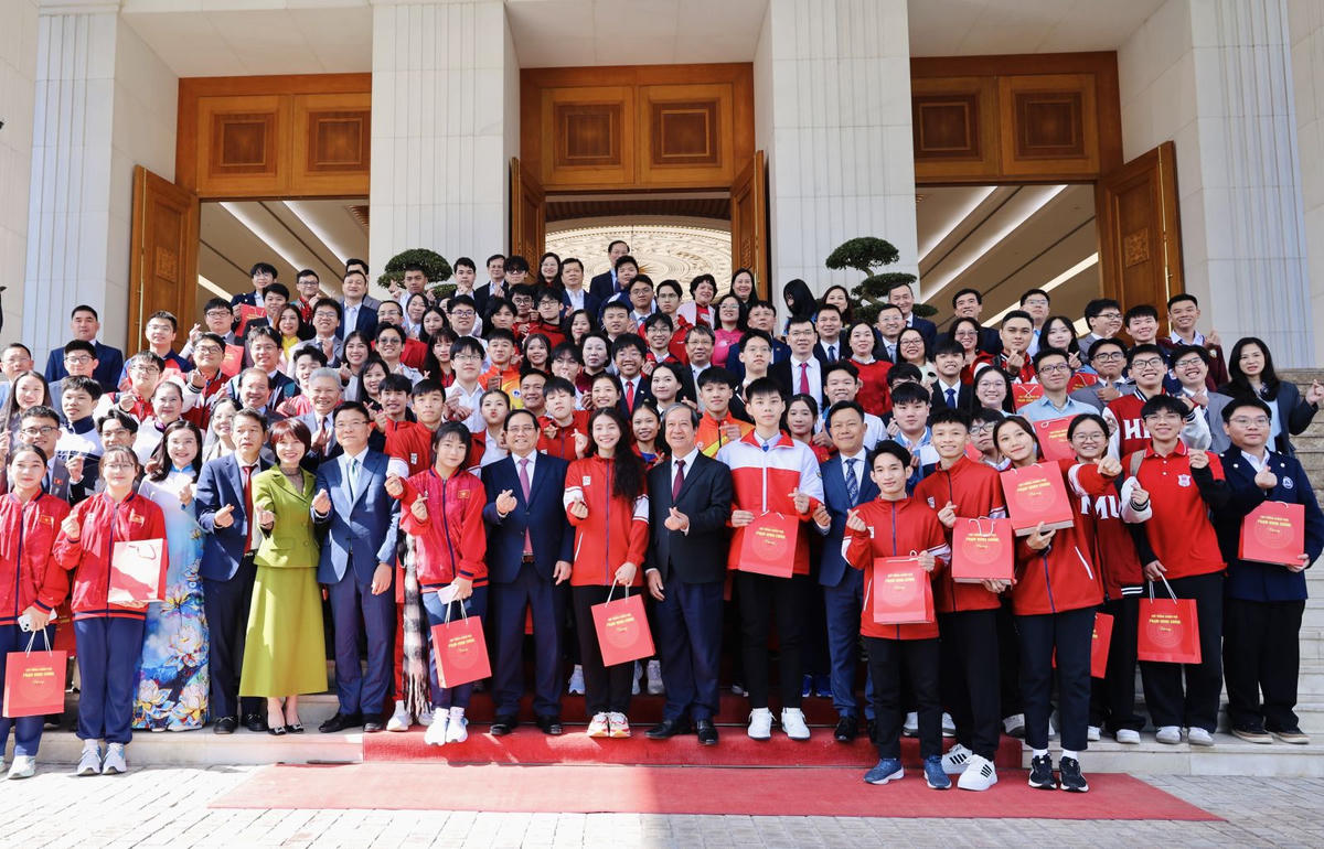 Thủ tướng Chính phủ Phạm Minh Chính gặp mặt học sinh Việt Nam đạt giải Olympic quốc tế năm 2025. Ảnh: MOET