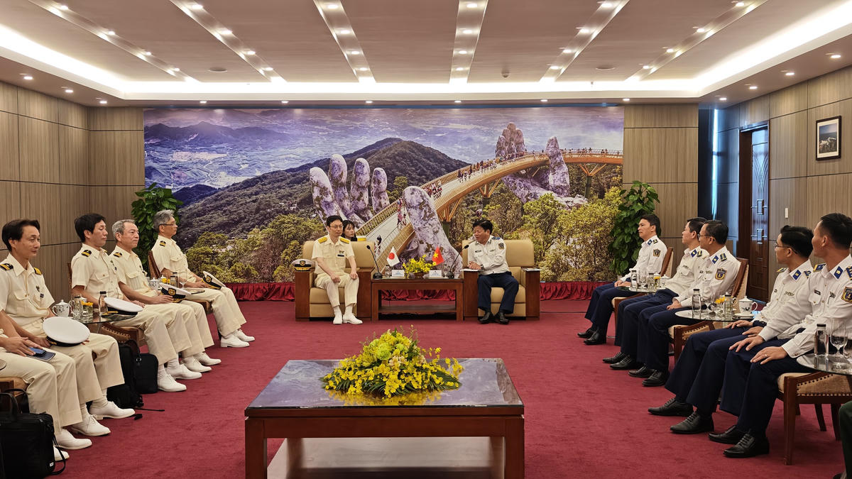 Quang cảnh Phó Tư lệnh Lực lượng Bảo vệ bờ biển Nhật Bản cùng đoàn công tác đã đến chào xã giao Thiếu tướng Trần Quang Tuấn, Tư lệnh Vùng Cảnh sát biển 2. Ảnh: CV.