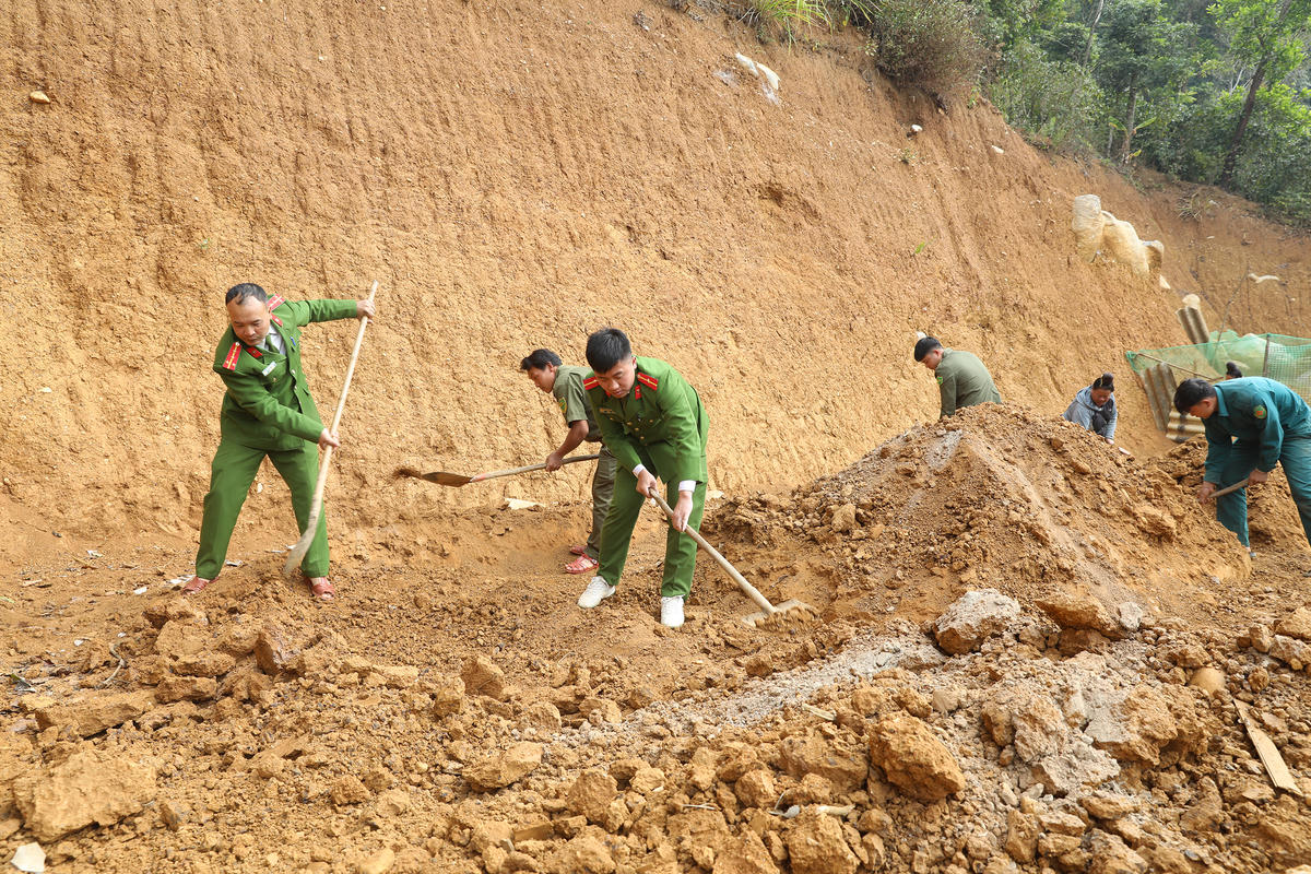 Công an tỉnh Sơn La ra quân hỗ trợ nhân dân xây dựng nhà ở. Ảnh: C.T.