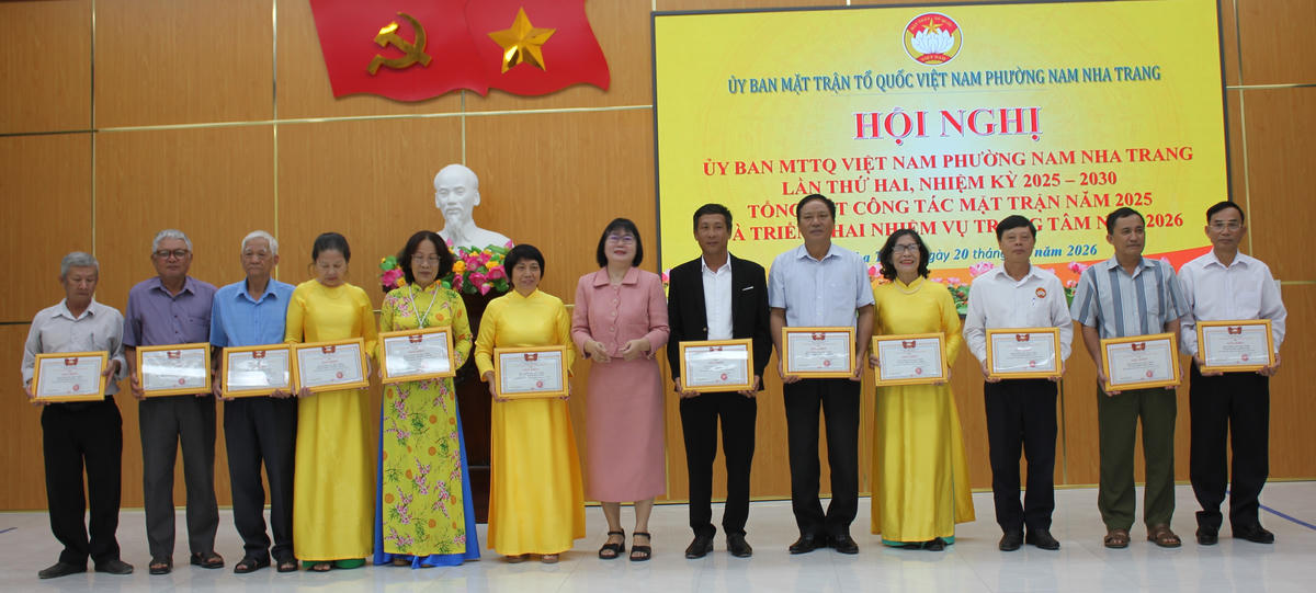 Lãnh đạo Đảng ủy phường Nam Nha Trang trao giấy khen cho các tập thể xuất sắc. (ảnh X.H)