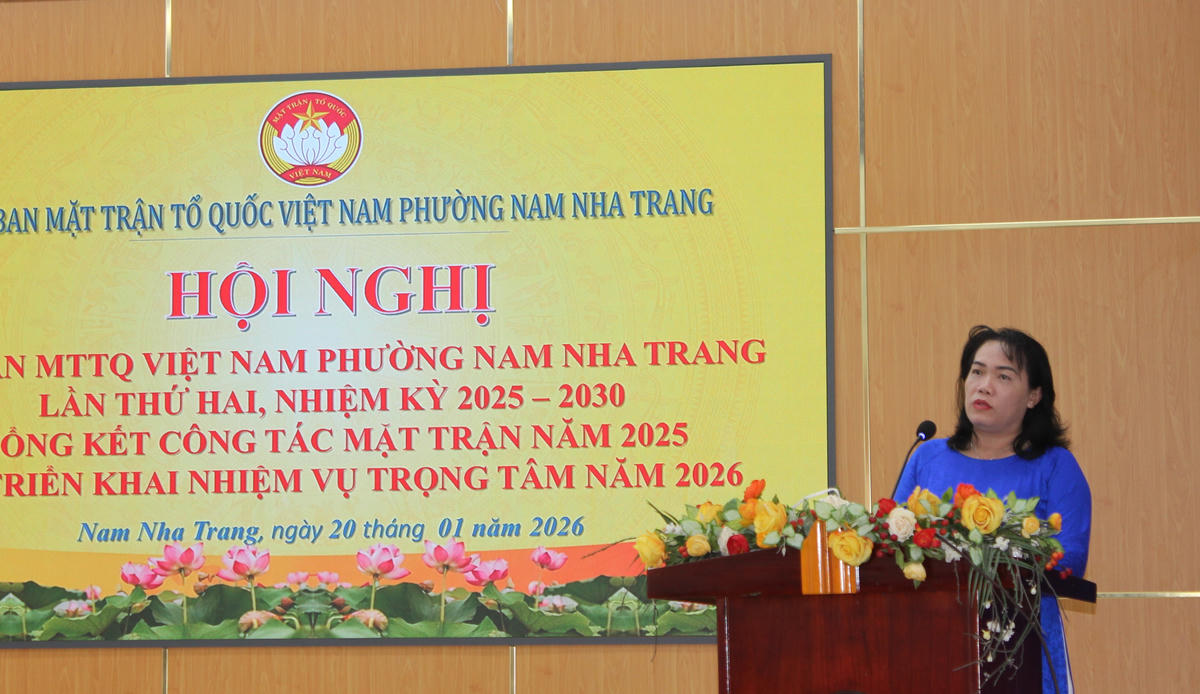 Bà Lê Thị Thiên Lý, Chủ tịch Uỷ ban Mặt Phường Nam Nha Trang phát biểu tại hội nghị. (ảnh X.H)