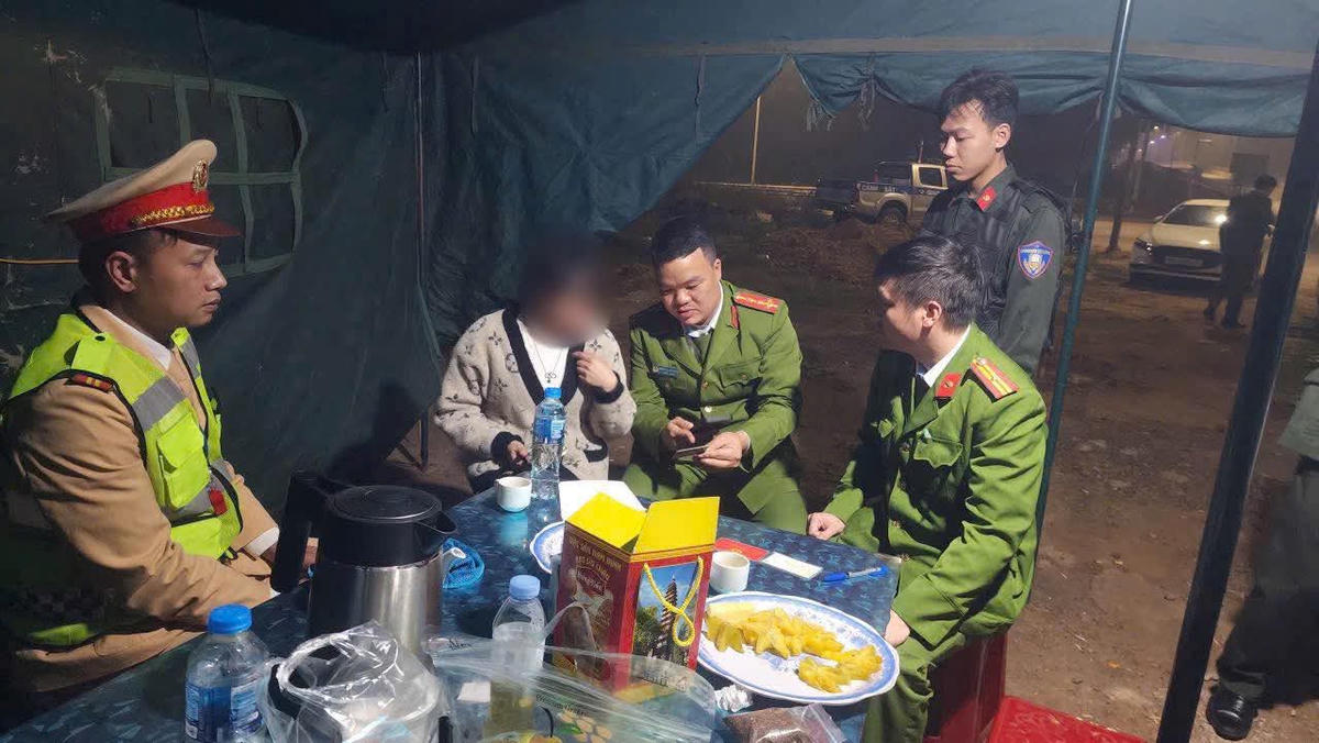 Lực lượng công an đang động viên người phụ nữ bỏ ý định tự tử. Ảnh: Phòng CSGT tỉnh Phú Thọ.