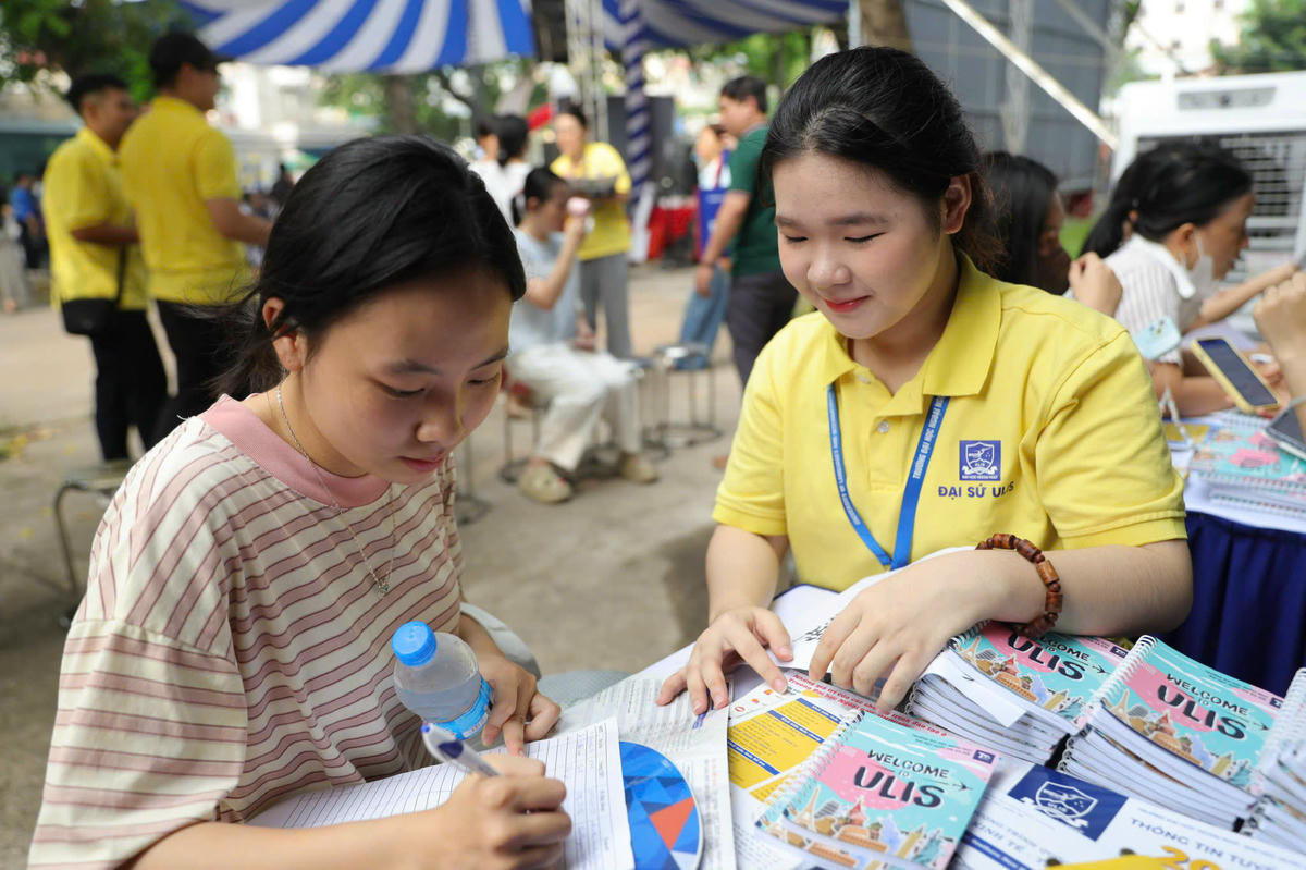 Thí sinh tìm hiểu thông tin tuyển sinh của trường đại học.