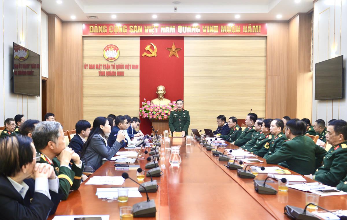 Đại tá Đàm Huy Đắc, Chủ tịch Hội CCB tỉnh Quảng Ninh chủ trì hội nghị.&nbsp;
