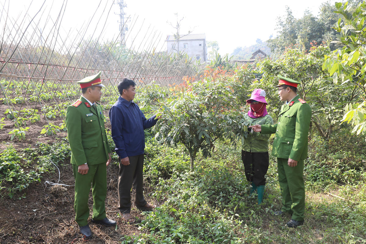 Công an cơ sở tại Sơn La tăng cường bám nắm địa bàn, đảm bảo ANTT trước, trong và sau Đại hội đại biểu lần thứ XIV của Đảng. Ảnh: C.T.