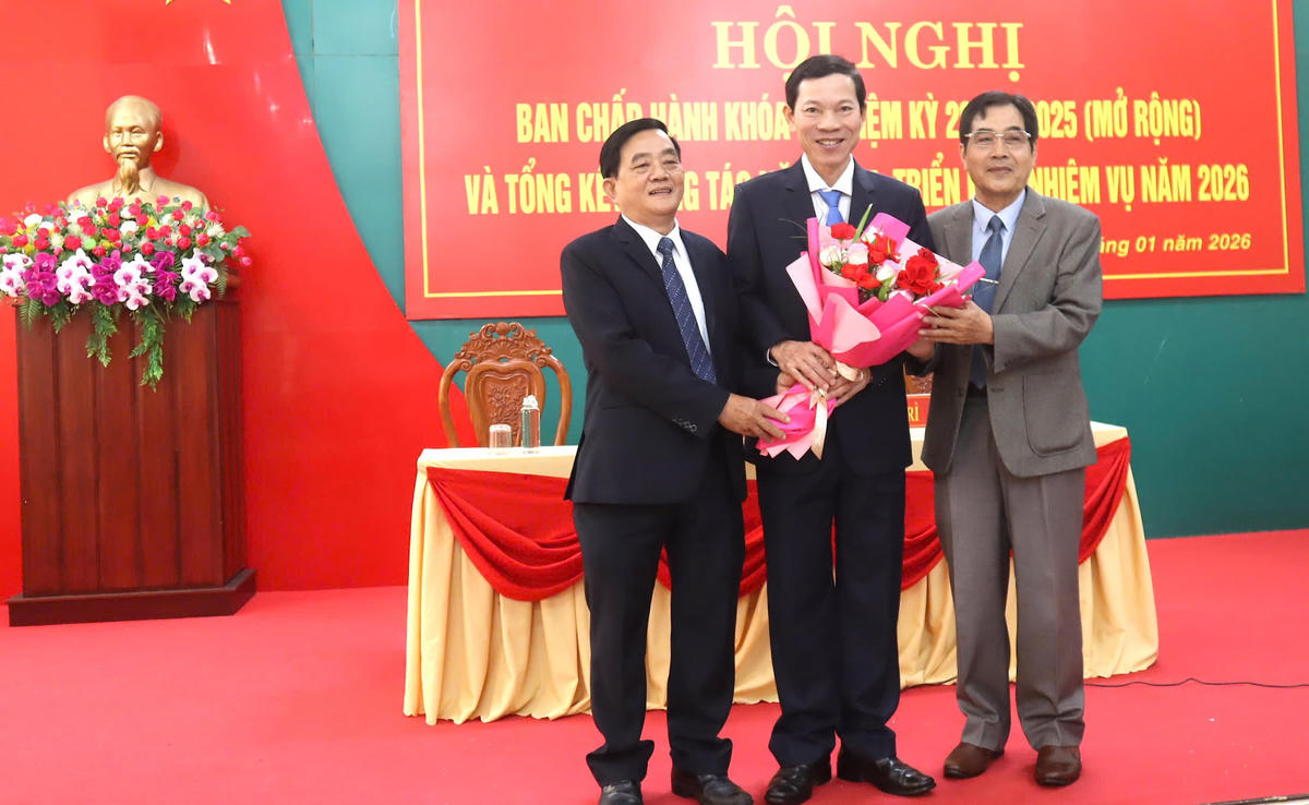 Lãnh đạo tỉnh Quảng Ngãi tặng hoa chúc mừng ông Võ Thanh An (ở giữa) giữ chức Chủ tịch Hội Khuyến học tỉnh Quảng Ngãi. Ảnh: CV.