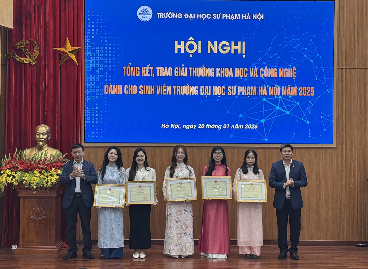 Ban Giám hiệu Trường Đại học Sư phạm Hà Nội đã trao Giấy khen của Hiệu trưởng cho các cá nhân có nhiều thành tích trong hoạt động NCKH của sinh viên; giảng viên hướng dẫn, sinh viên đạt giải thưởng cấp Bộ, cấp trường năm 2025.