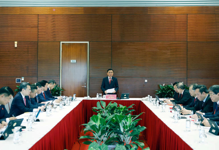 Đồng chí Trần Cẩm Tú, Ủy viên Bộ Chính trị, Thường trực Ban Bí thư phát biểu thảo luận các văn kiện Đại hội tại Đoàn. (Ảnh: TTXVN)