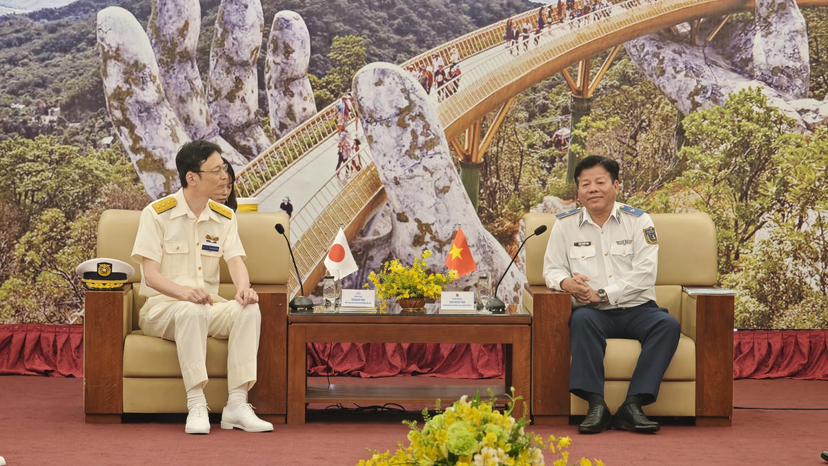 Phó Tư lệnh Lực lượng Bảo vệ bờ biển Nhật Bản và Thiếu tướng Trần Quang Tuấn, Tư lệnh Vùng Cảnh sát biển 2 trao đổi thân mật. Ảnh: CV.