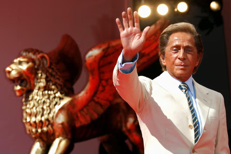 Nhà thiết kế Valentino Garavani xuất hiện tại buổi ra mắt phim "Valentino: Vị Hoàng Đế Cuối Cùng" của đạo diễn người Mỹ Matt Tyrnauer tại Venice ngày 28/8/2008. Nguồn: Reuters.