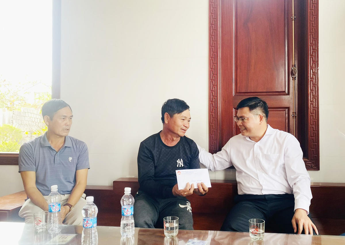 Mặt trận tỉnh Quảng Trị hỗ trợ ngư dân bị chìm tàu cá ở biển Nhật Lệ