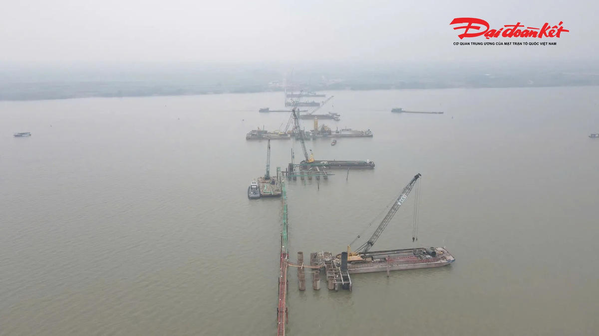 Trên công trường, cầu Hồng Hà đang được đồng loạt thi công cọc khoan nhồi.