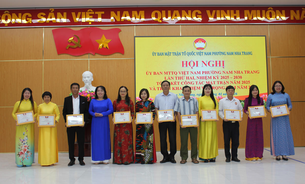 Lãnh đạo Ủy ban MTTQ Việt Nam phường Nha Trang trao giấy khen cho các cá nhân xuất sắc. (ảnh X.H)